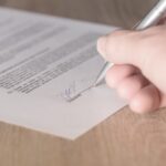 ¿Cómo se debe firmar un contrato?